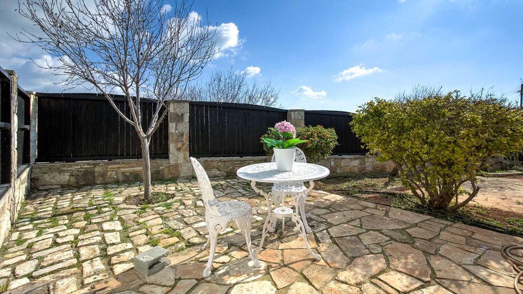 Property photo 3 of 49
