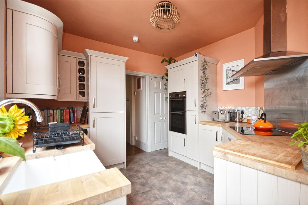 Property photo 3 of 17 Kitchen