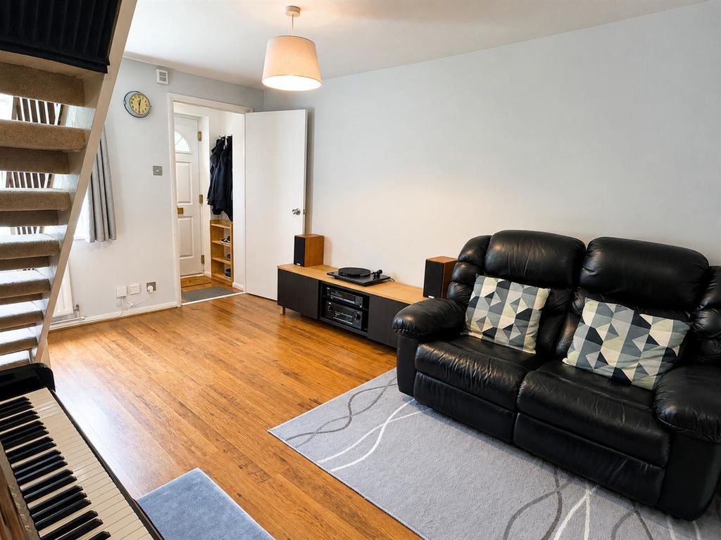 Property photo 3 of 11 Lounge