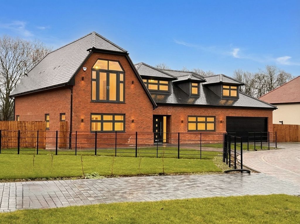 Property photo 1 of 13 Four Bed Detached House - For Sale