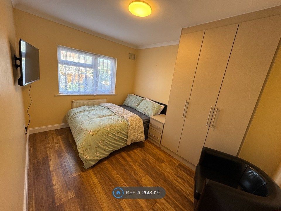 Property photo 2 of 4 Room 1- £925