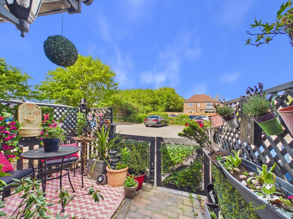 Property photo 2 of 15 Ewemove Estate Agents Basingstoke