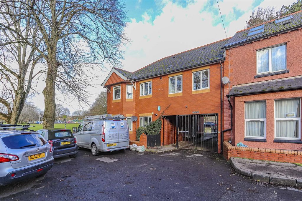Property photo 1 of 10 External