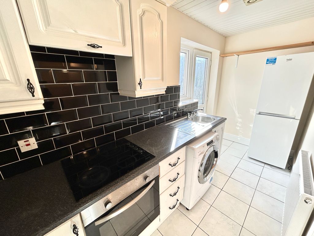 Property photo 2 of 7 Kitchen