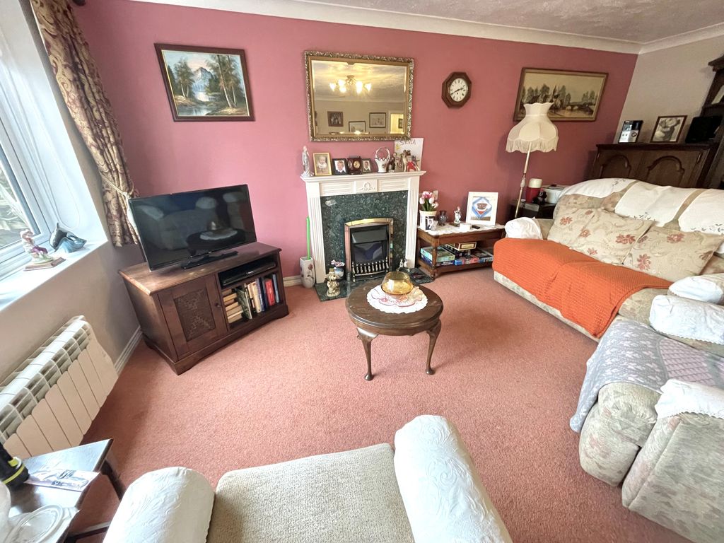 Property photo 2 of 14 27 The Leas Lounge 3