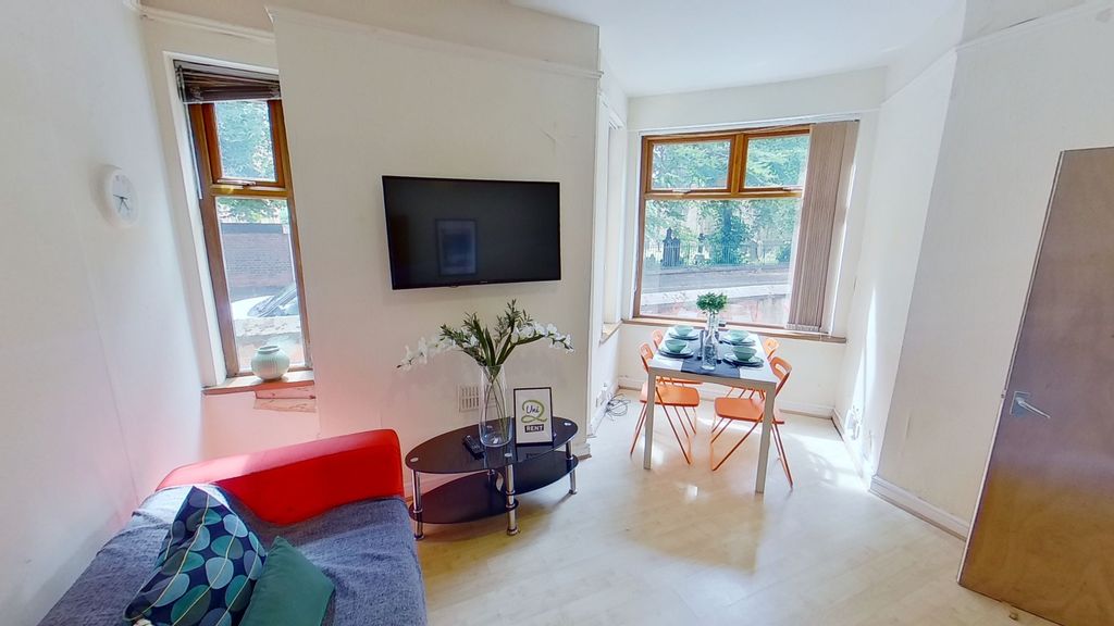 Property photo 1 of 12 Living Room