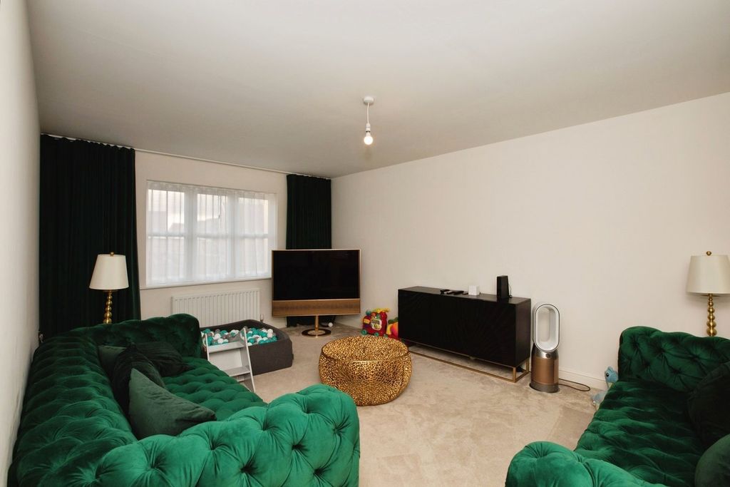 Property photo 2 of 20