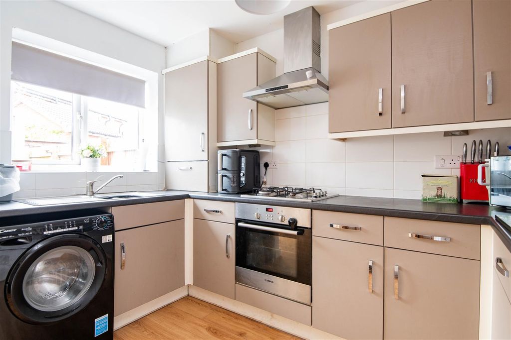 Property photo 3 of 17 Kitchen