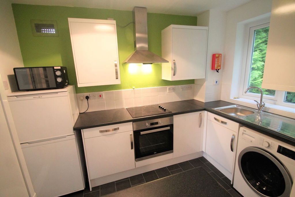 Property photo 3 of 8 Kitchen