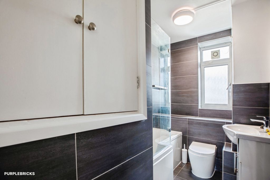 Property photo 2 of 33 Bathroom