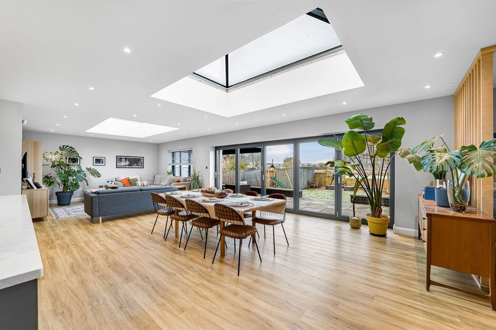 Property photo 3 of 39