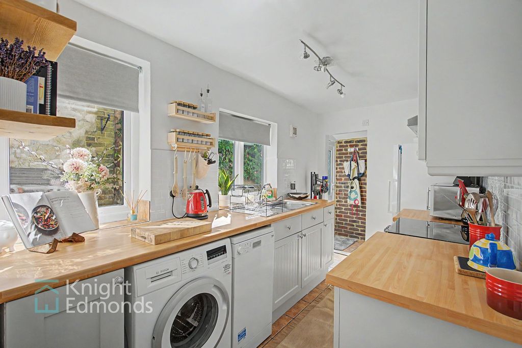 Property photo 3 of 19 Kitchen