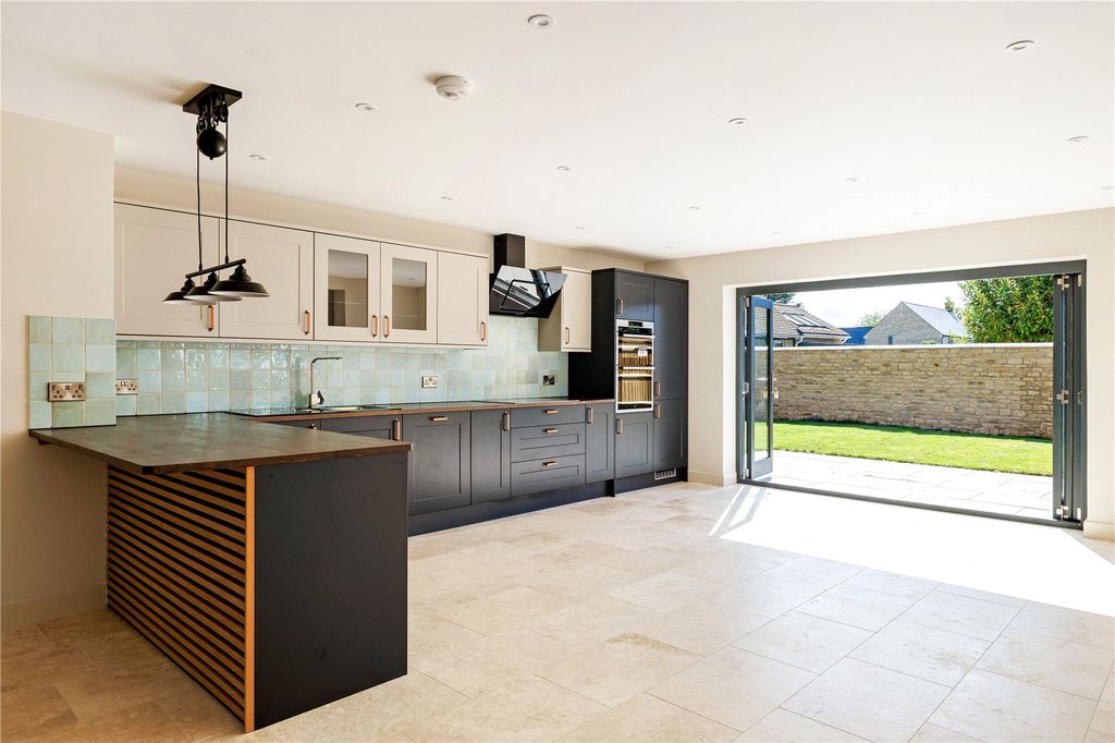 Property photo 2 of 8 Kitchen