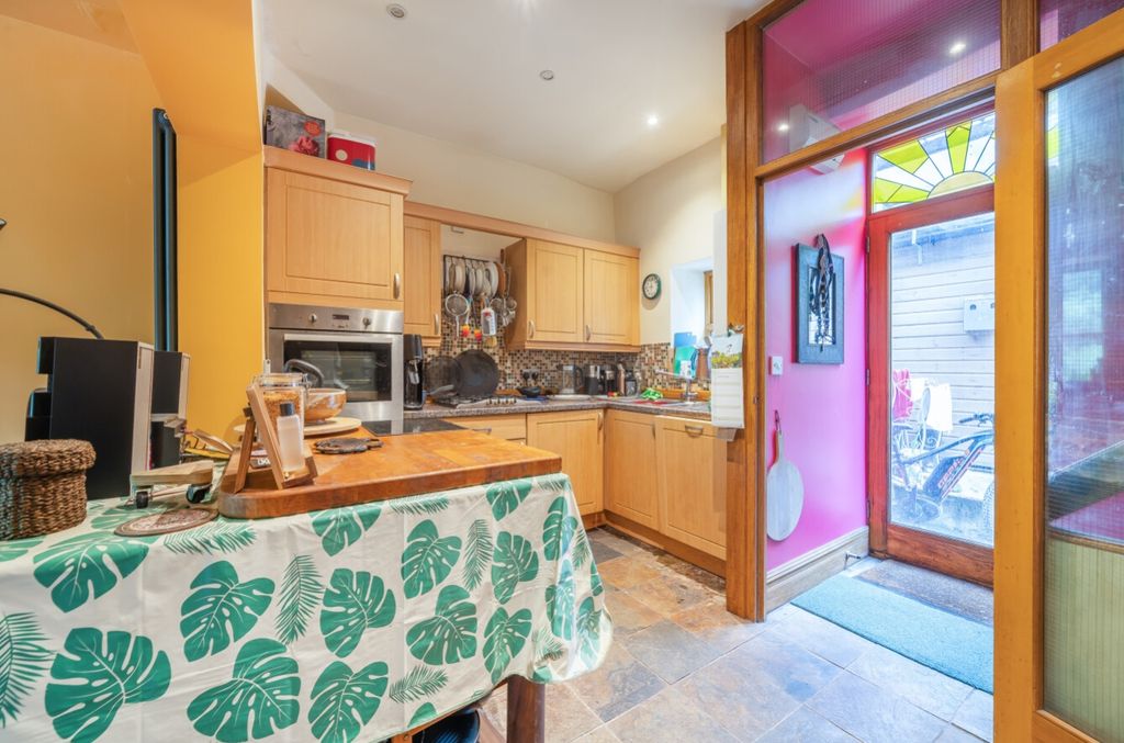 Property photo 3 of 16 1319040-15-6863d23E30681