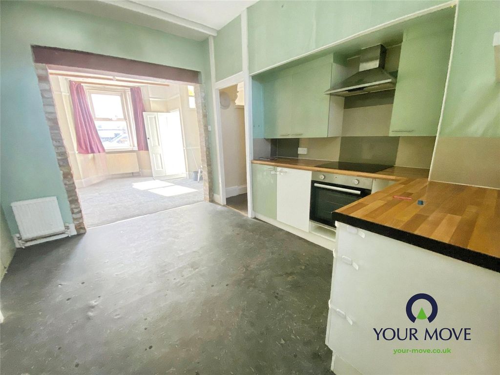 Property photo 3 of 12 Kitchen