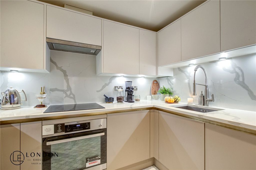 Property photo 3 of 22 Kitchen