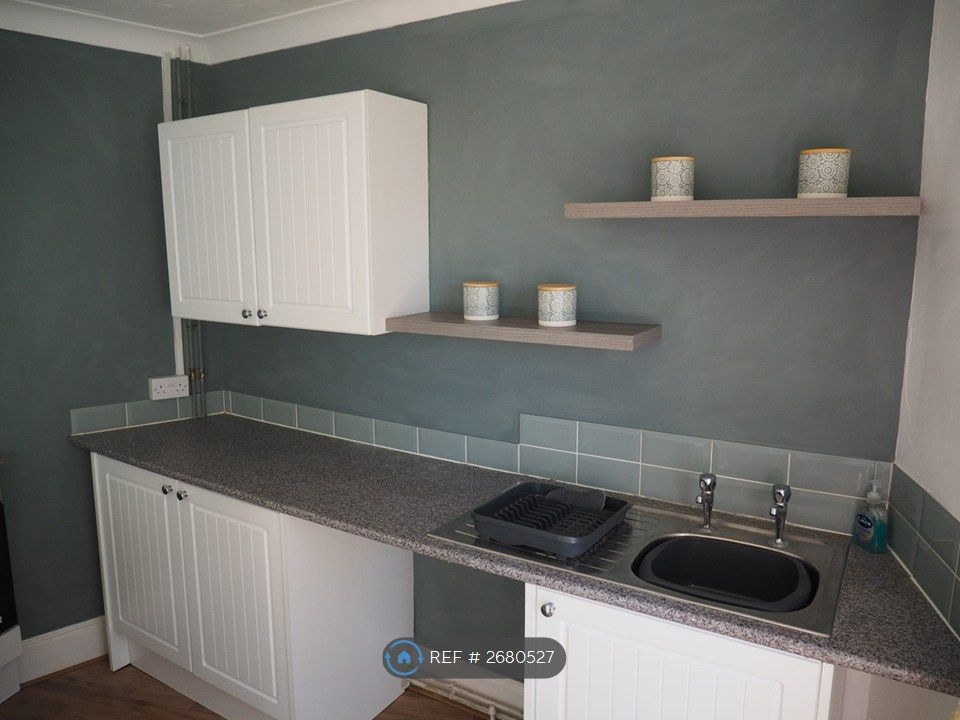 Property photo 3 of 10 Kitchen