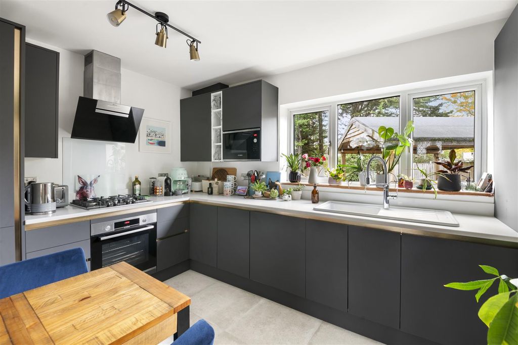 Property photo 2 of 34