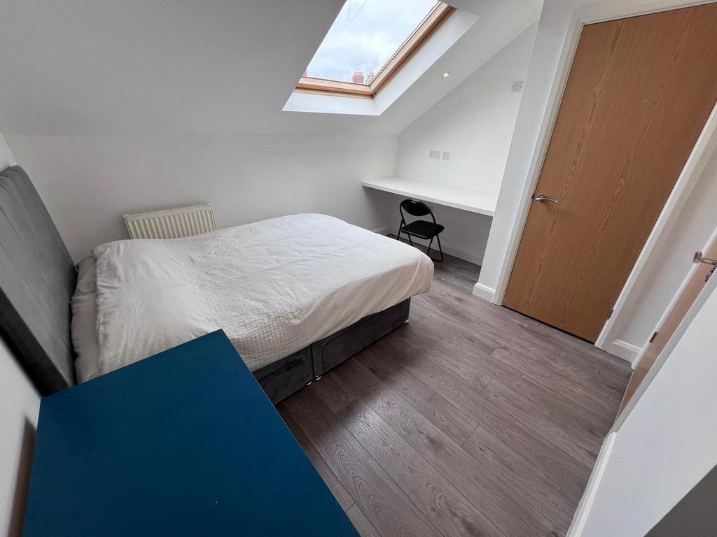 Property photo 2 of 11 Double Bedroom