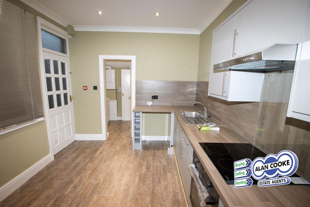 Property photo 3 of 8 Kitchen