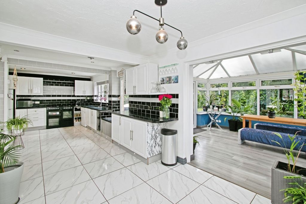 Property photo 3 of 20 Kitchen