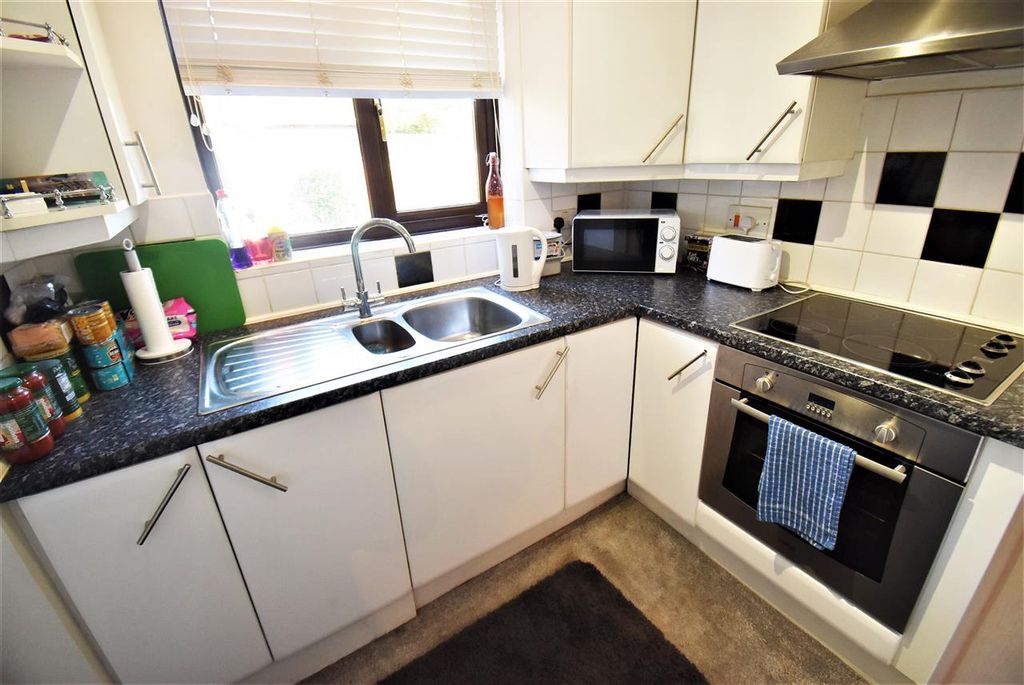 Property photo 2 of 9 Kitchen