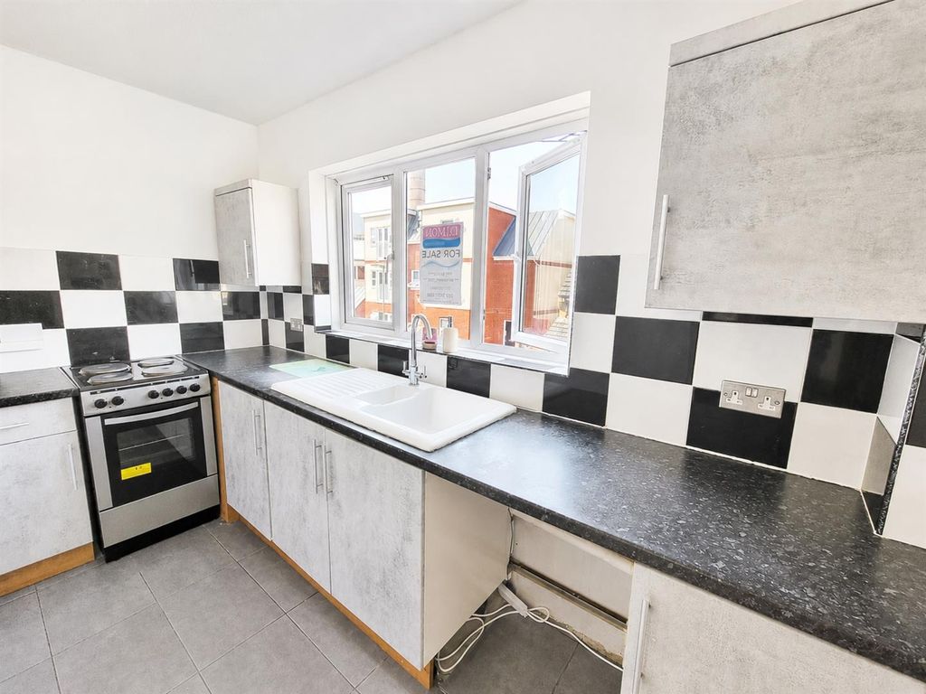Property photo 2 of 8 Kitchen
