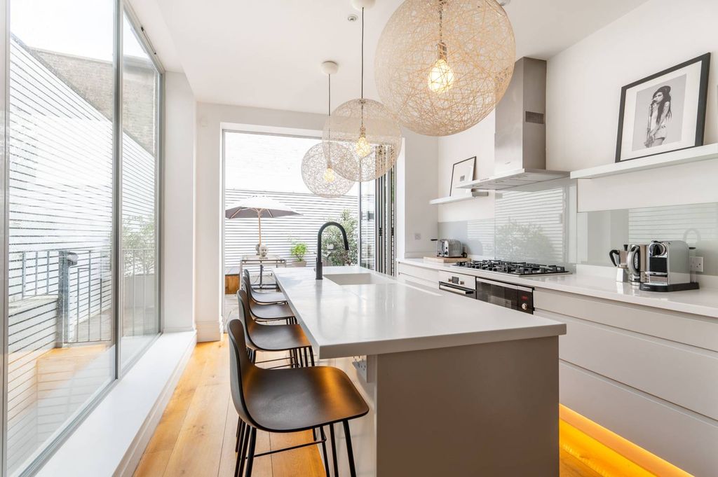 Property photo 2 of 28