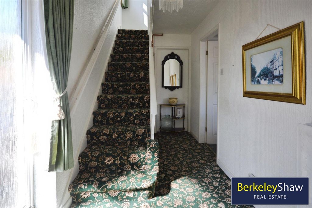 Property photo 2 of 11 Hallway
