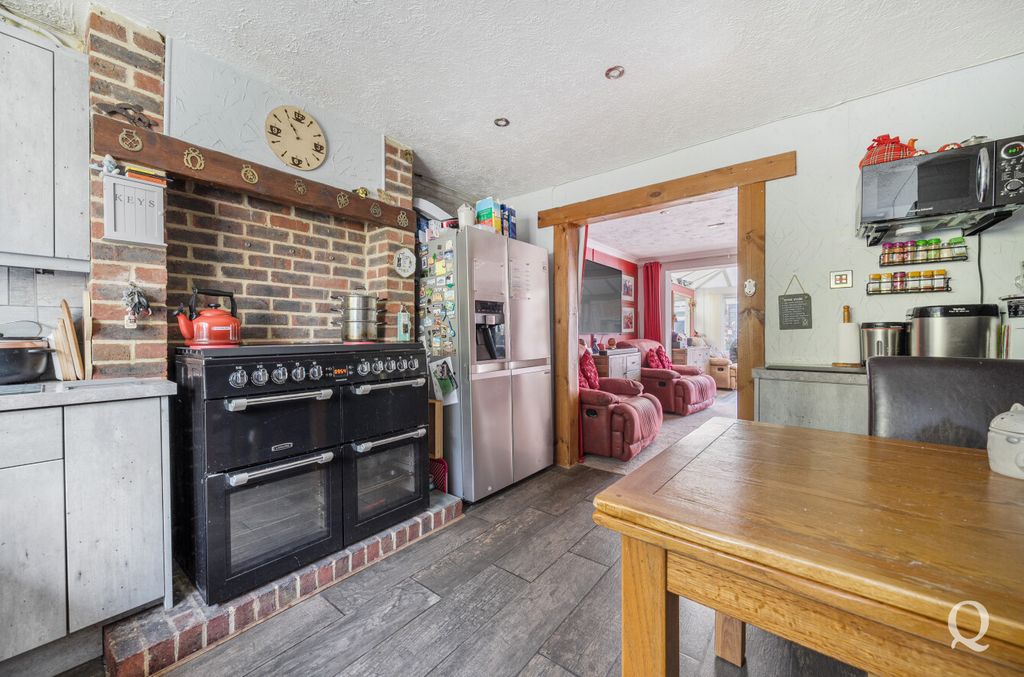 Property photo 3 of 21 F2F71c54-7A54-4Fb...