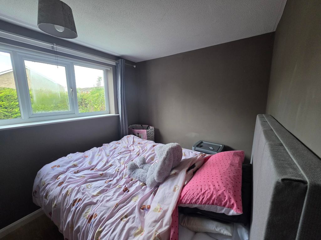 Property photo 3 of 5 Bedroom With Window To Rear