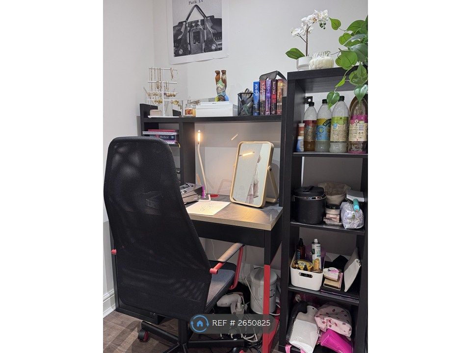 Property photo 3 of 27 All Rooms Have Upgraded Desk's And Chair's