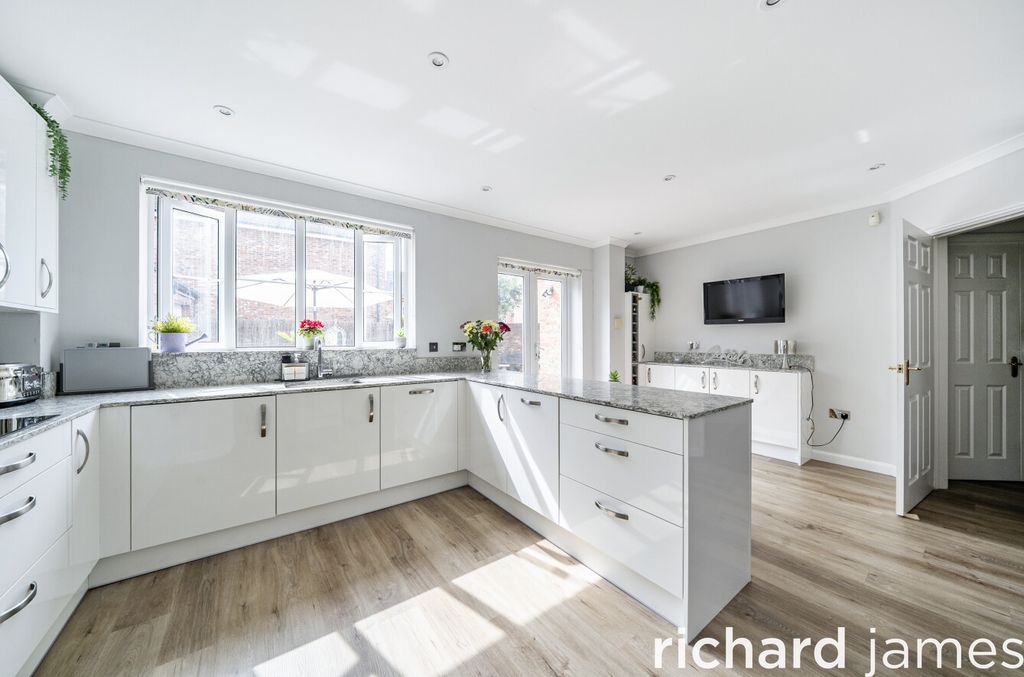 Property photo 2 of 18 85Fce013316F4Cbdbef26442A2Ca71A9