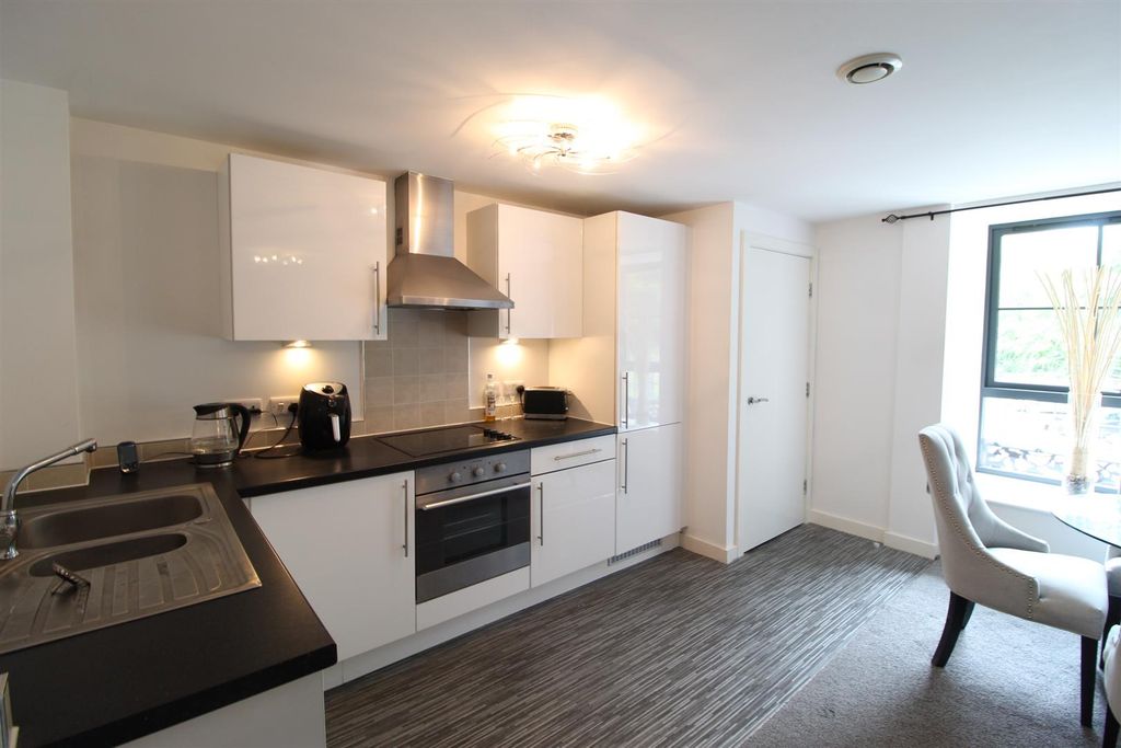 Property photo 3 of 9 Kitchen