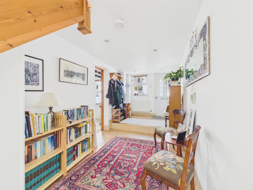 Property photo 2 of 17 Entrance Hall
