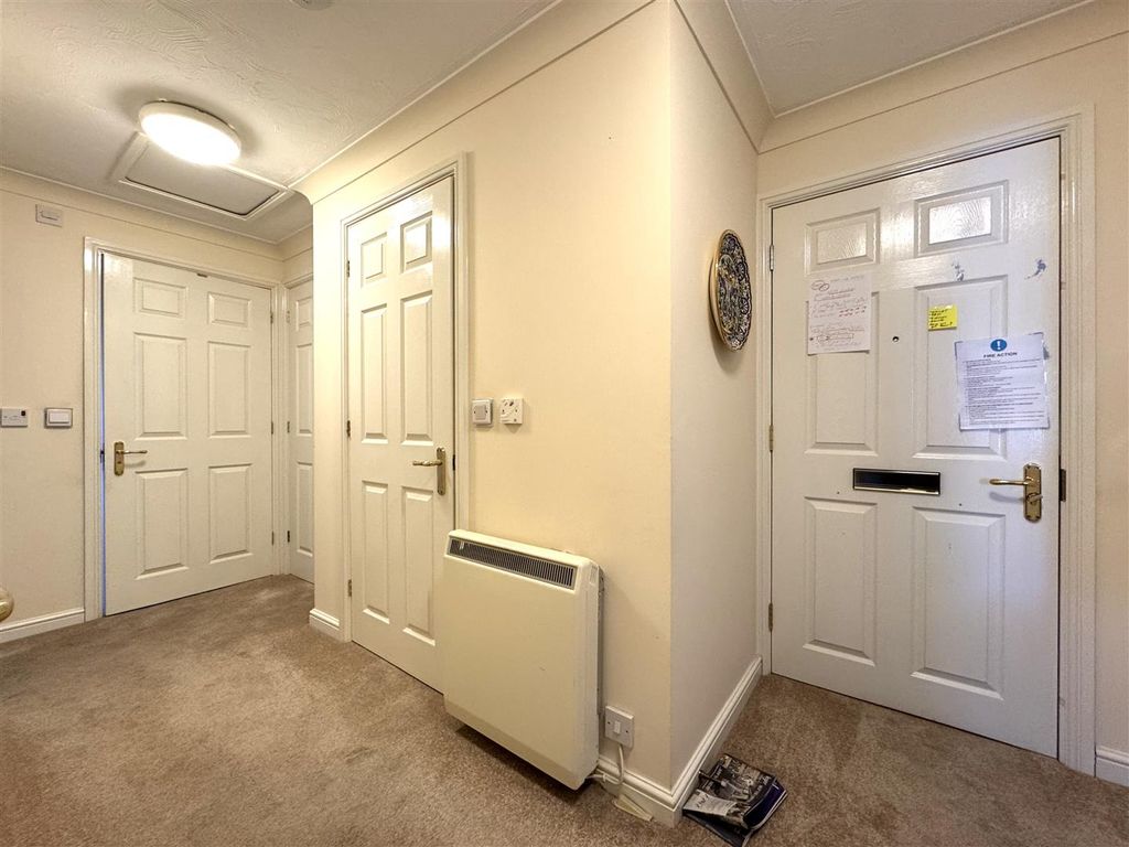 Property photo 2 of 10 Entrance Hall