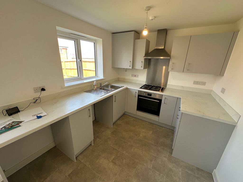 Property photo 3 of 11 Kitchen