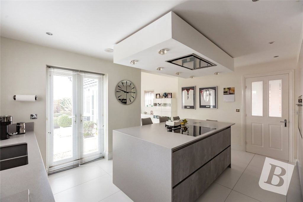 Property photo 2 of 33 Kitchen