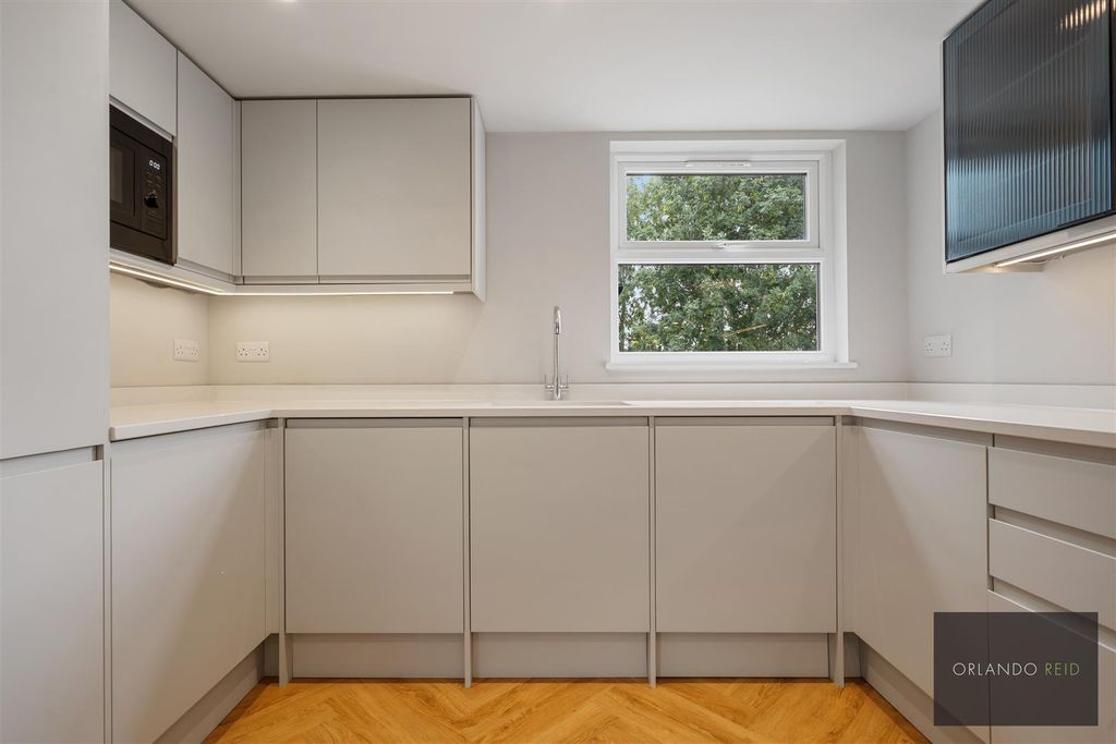 Property photo 2 of 12 182B Dunstans Road Se22 0Es-5.Jpg