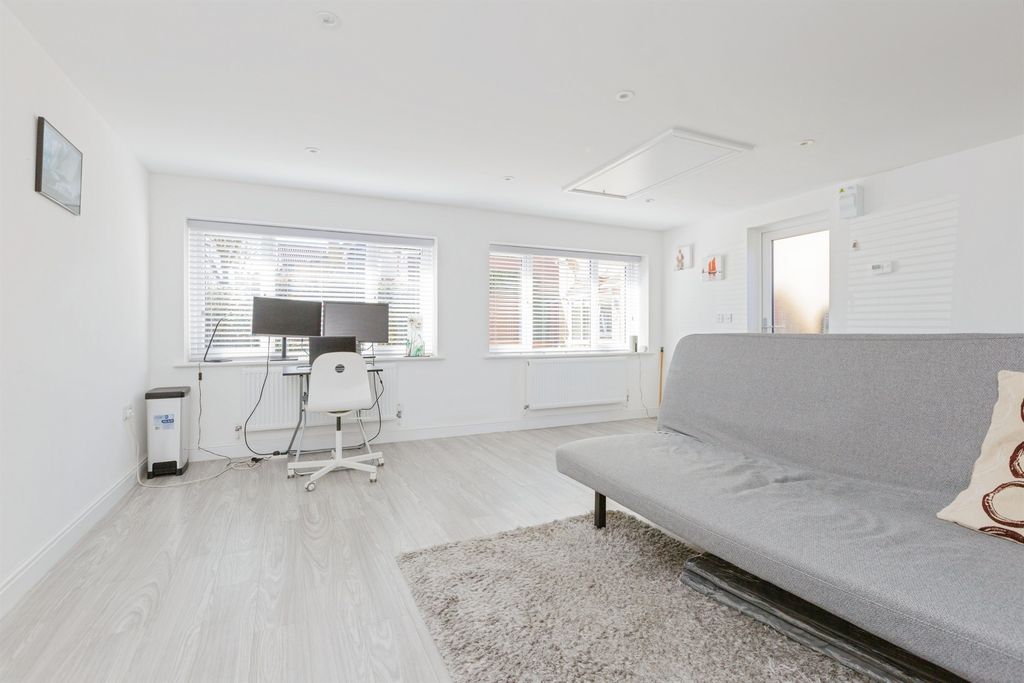 Property photo 3 of 17 Studio/Playroom