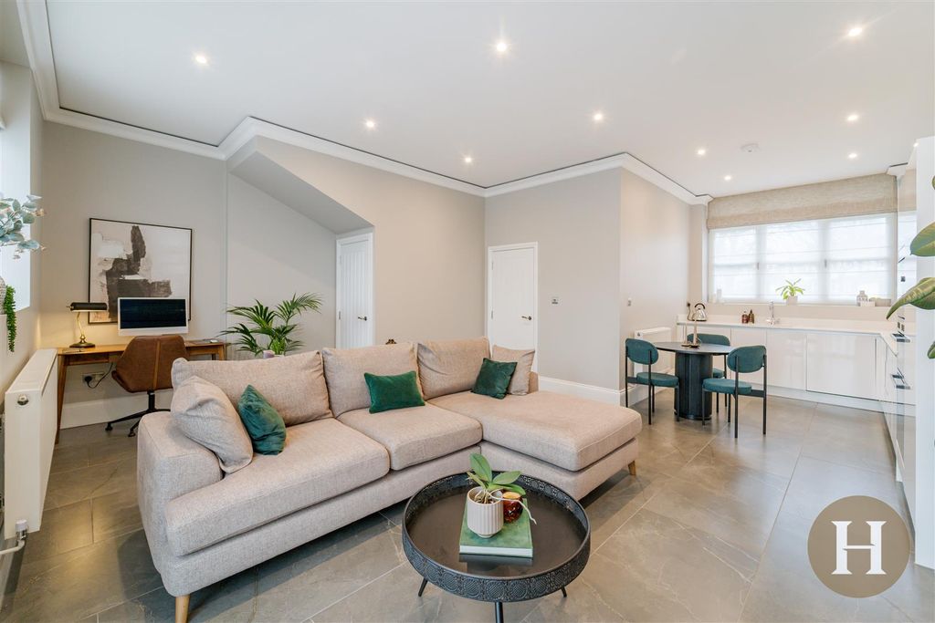 Property photo 2 of 33 Hadleigh Estate Agents-9.Jpg