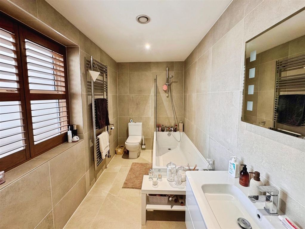 Property photo 3 of 9 Bathroom