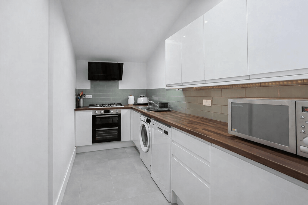 Property photo 1 of 5 2 Bed Flat To Rent Osprey Heights, London Sw11