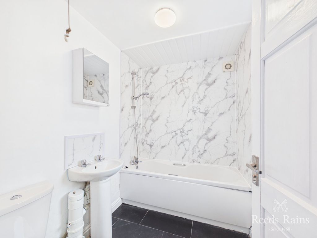 Property photo 3 of 17 Bathroom