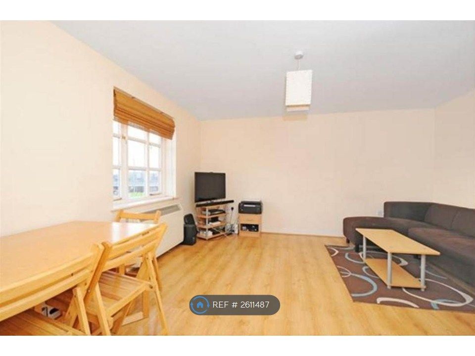 Property photo 2 of 9 Bright Spacious Living Area