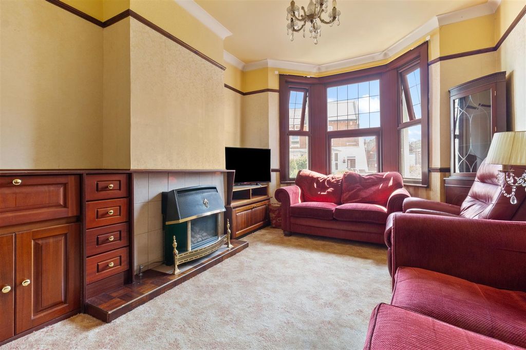 Property photo 2 of 20 110 Tarring Road Ex-006.Jpg
