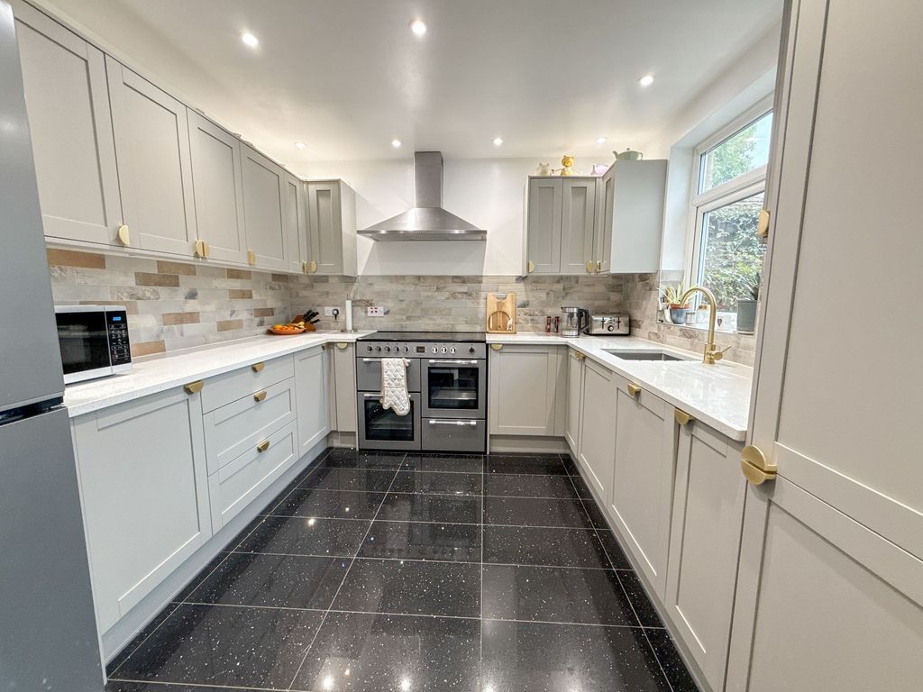 Property photo 2 of 12 Kitchen