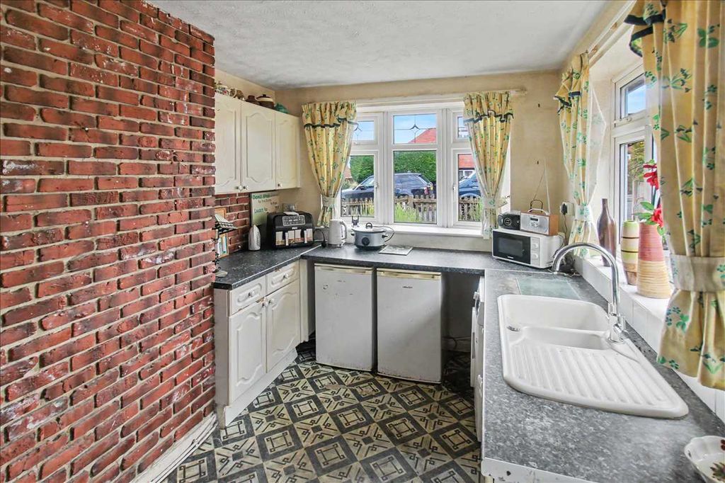 Property photo 2 of 10 Kitchen