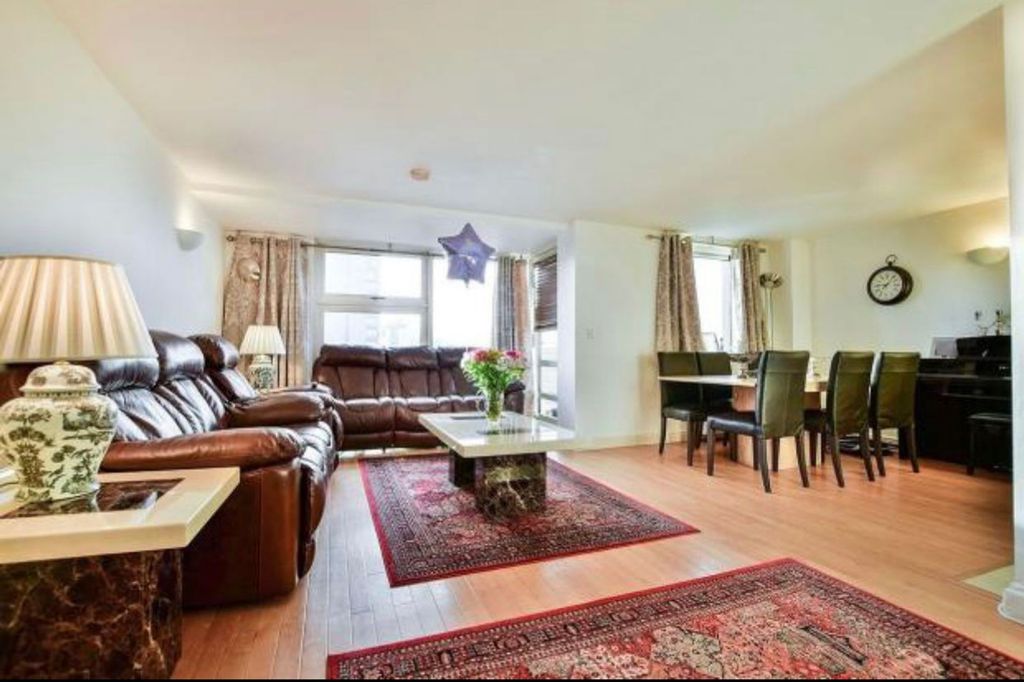 Property photo 3 of 8 Lounge