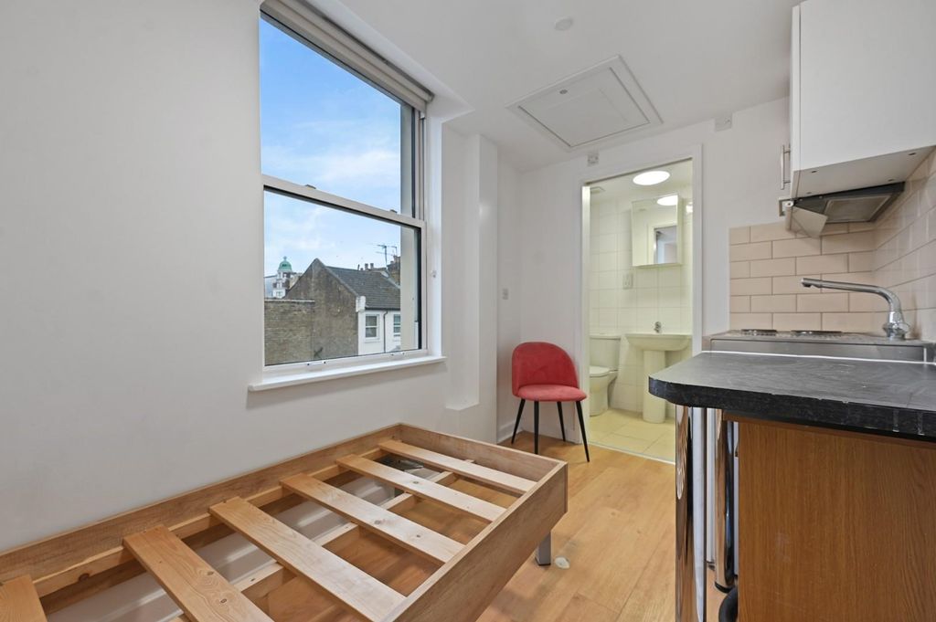 Property photo 2 of 4 Fbl - Flat 14, 132 Shepherds Bush Road - 3 (1).Jpg